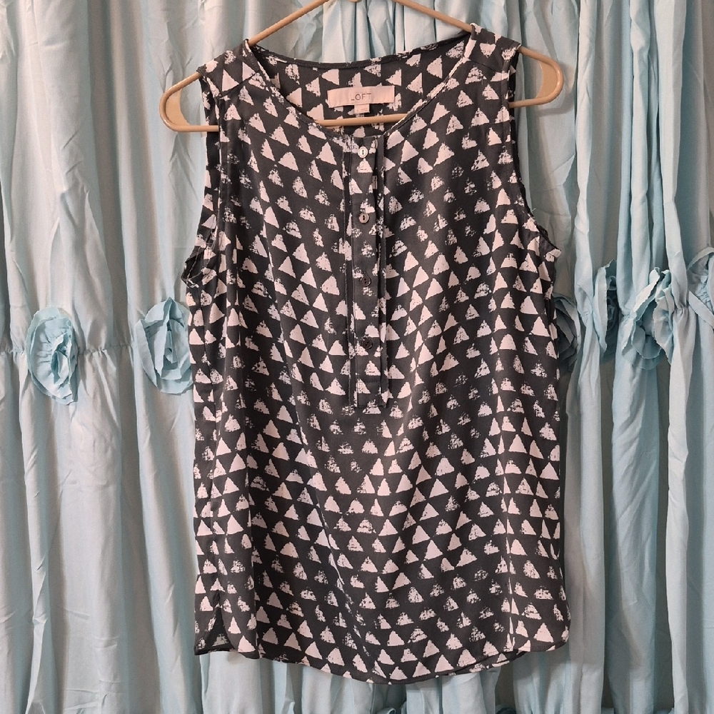 Ann Taylor LOFT slate gray white geometric triangle print Button Sleevless Top